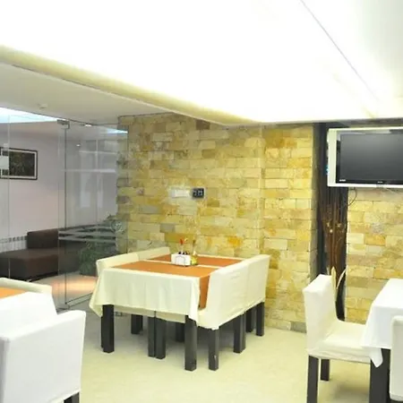 елица מלון בנסקו